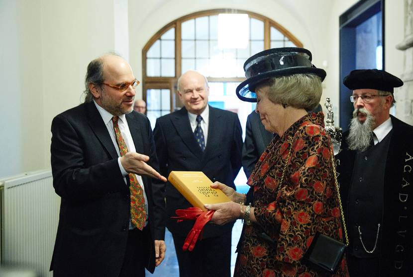 Prinses Beatrix krijgt een boek overhandigd van prof.dr. Jonathan Silk, professor in the study of Buddhism, tijdens de opening van de driedaagse internationale conferentie Chinese Buddhism and the Scholarship of Erik Zurcher aan de Universiteit Leiden. Op de conferentie reflecteren gerenommeerde onderzoekers uit onder andere Oxford, Londen, Kyoto en Taiwan op het werk van Zurcher en het huidige onderzoek naar Chinees boeddhisme.