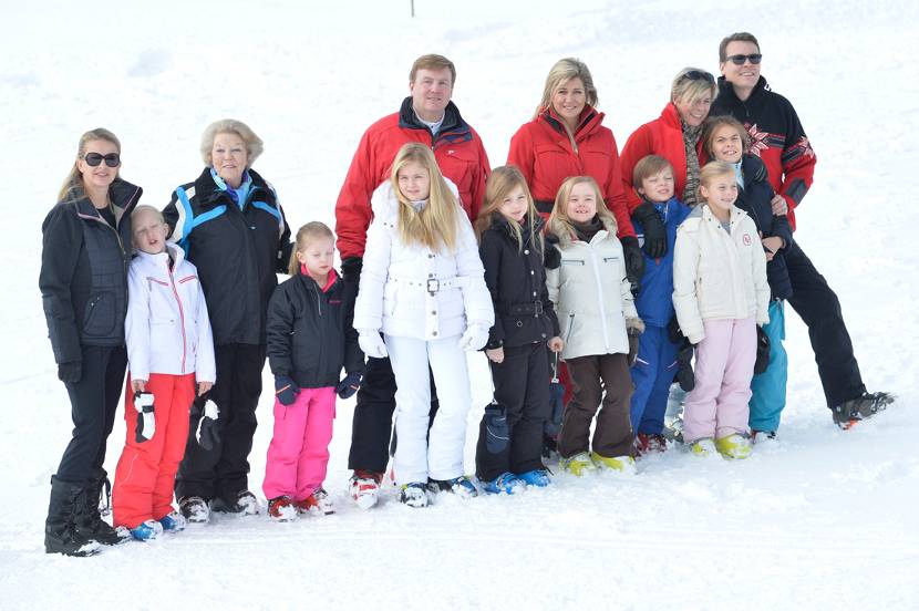 De Koninklijke Familie met v.l.n.r. Prinses Mabel, Gravin Luana, Prinses Beatrix, Gravin Zaria, de Prinses van Oranje, Koning Willem-Alexander, Prinses Alexia, Koningin Máxima, Prinses Ariane, Graaf Claus-Casimir, Prinses Laurentien, Gravin Leonore, Gravin Eloise en Prins Constantijn poseren tijdens de wintersportfotosessie.