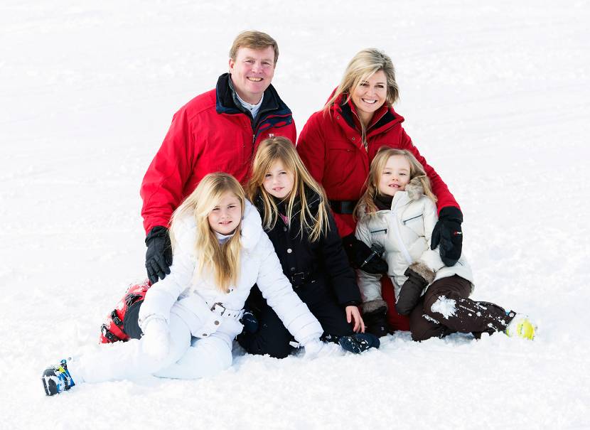 Koning Willem-Alexander en Koningin Maxima met hun dochters, de Prinses van Oranje, Prinses Alexia en Prinses Ariane tijdens de fotosessie.