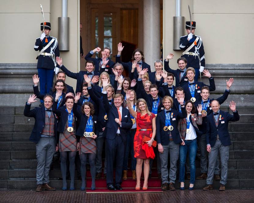 Koning Willem-Alexander en koningin Maxima poseren met de medaille-winnaars van de Olympische Spelen 2014 op Paleis Noordeinde.
