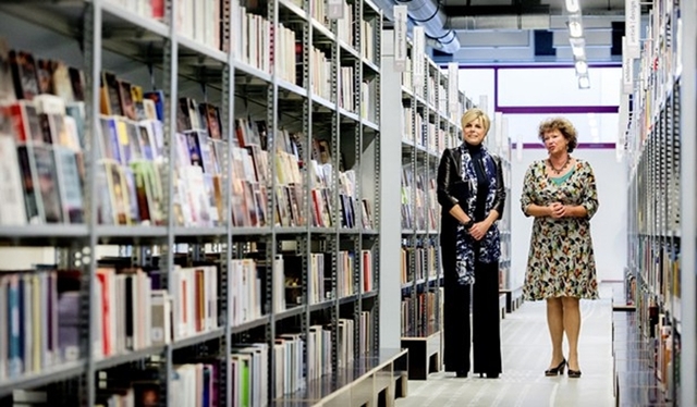 Prinses Laurentien krijgt tijdens de opening van het kenniscentrum De Chocoladefabriek een rondleiding van directeur Nan van Schendel. De voormalige fabriek van Steenland Chocolate B.V. huisvest een bibliotheek, een streekarchief, een drukkerswerkplaats en een horecabedrijf.