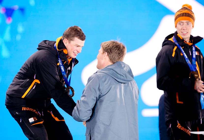 Sven Kramer (L) ontvangt uit handen van Koning Willem-Alexander op Medal Plaza de gouden medaille voor de 5000 meter op de Olympische Winterspelen. Rechts de bronzen medaille-winnaar Jorrit Bergsma