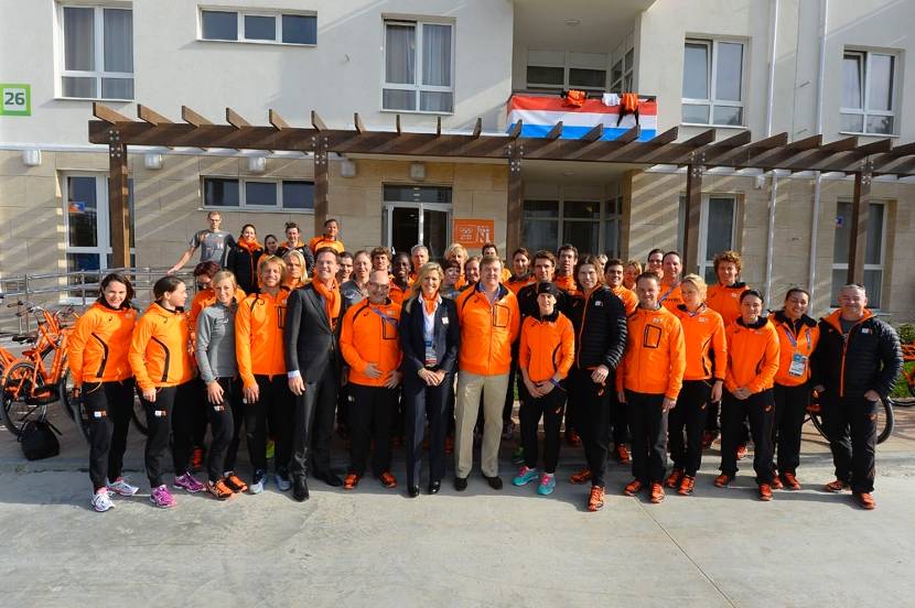 Minister-president Rutte, chef de mission Maurits Hendriks, Koningin Máxima en Koning Willem-Alexander met de Nederlandse sporters in het olympisch dorp .