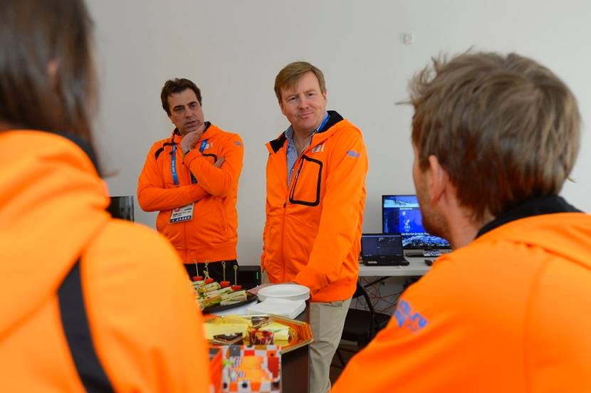 Koning Willem-Alexander in gesprek met Nederlandse sporters in het olympisch dorp .