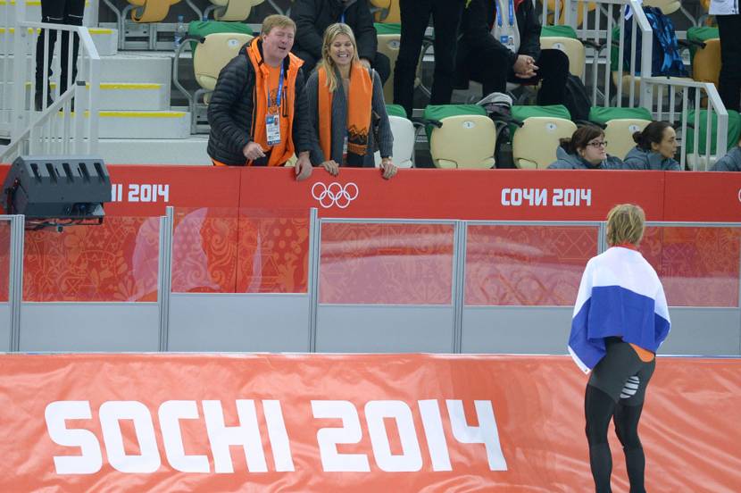 Koning Willem-Alexander en Koningin Máxima feliciteren Michel Mulder nadat hij de gouden medaille heeft gewonnen op de 500 meter tijdens de Olympische winterspelen.