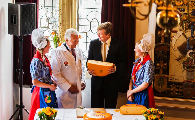 Koning Willem-Alexander verricht de openingshandeling van het vernieuwde Kaasmuseum. Het museum is gevestigd in het monumentale Waaggebouw en toont door middel van historische gebruiksvoorwerpen en audiovisuele middelen de geschiedenis van de bereiding van kaas- en zuivelproducten.
