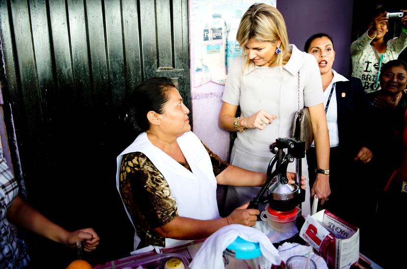 In de wijk Cajamarquilla in Lima spreekt de Koningin met vrouwen over financiële ondersteuning.