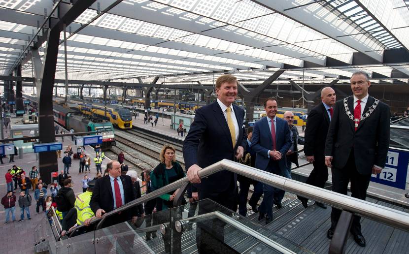 Koning Willem-Alexander, met rechts burgemeester Ahmed Aboutaleb, tijdens de opening van Rotterdam Centraal.