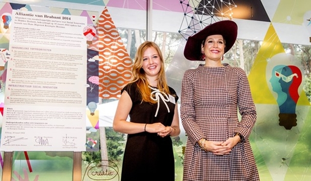 Koningin Máxima met een deelneemster tijdens een bijeenkomst over Social Innovation op de Tilburg University .
