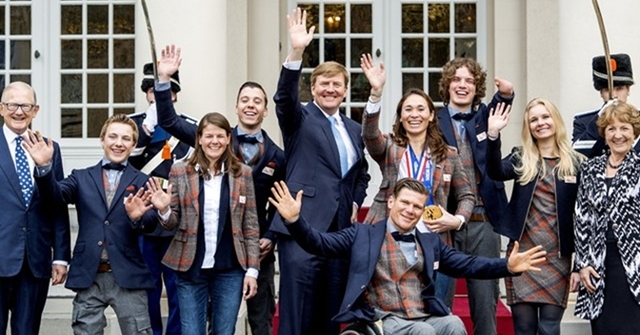 Koning Willem-Alexander, Prinses Margriet en prof.mr. Pieter van Vollenhoven met de Nederlandse deelnemers van Paralympische Spelen 2014, aan de voorzijde van Paleis Noordeinde