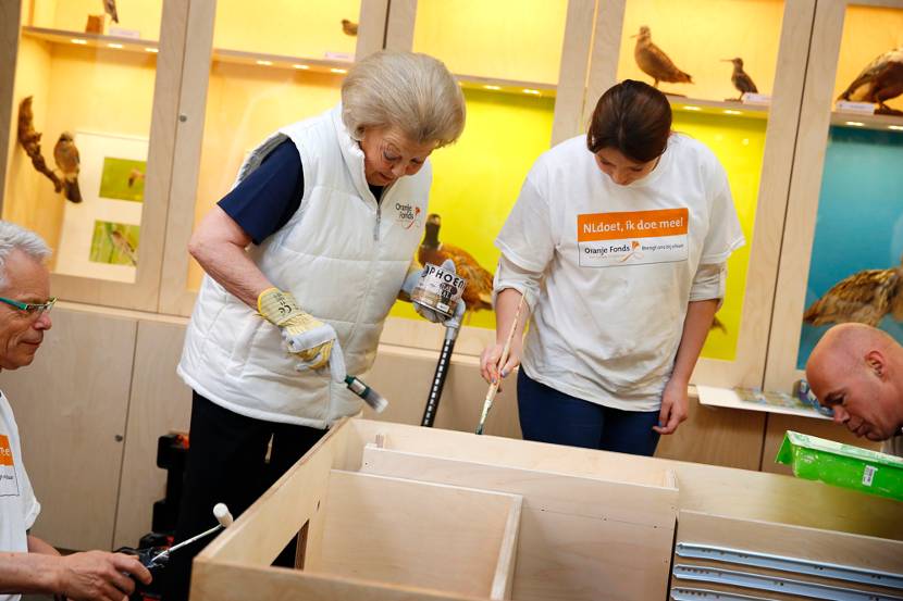 Prinses Beatrix hanteert een kwast bij een afdeling van IVN, een landelijke organisatie die mensen lokaal bij natuur betrekt, in het kader van NLdoet. Het vrijwilligersevenement dat wordt georganiseerd door het Oranje Fonds viert zijn 10e verjaardag.