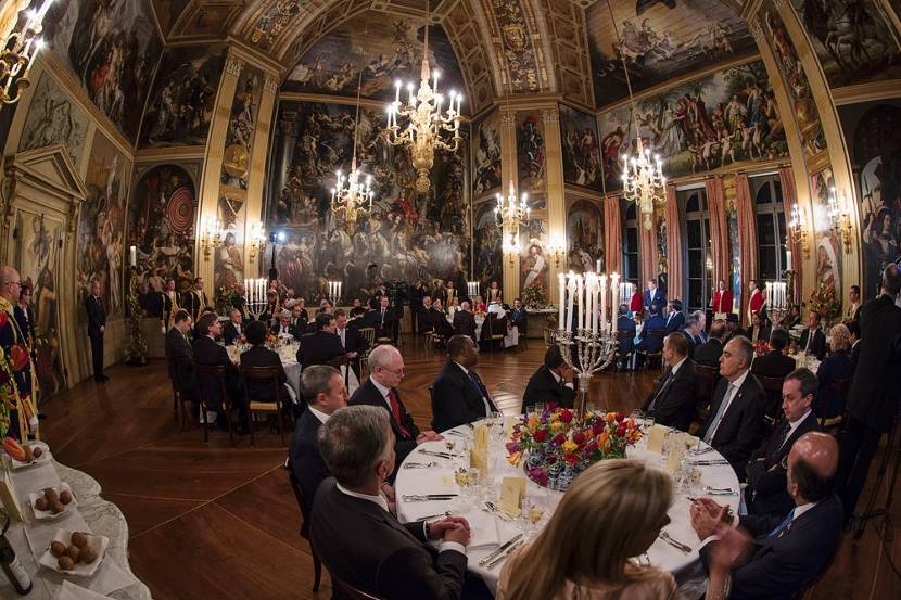 Koning Willem-Alexander ontvangt de delegatieleiders van de Nuclear Security Summit (NSS) voor een diner in de Oranjezaal op Paleis Huis ten Bosch
