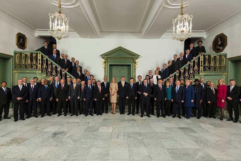 De Koning ontvangt de delegatieleiders van de Nuclear Security Summit voor een diner op Paleis Huis ten Bosch in Den Haag. Bij het diner zijn Koningin Máxima, minister-president Rutte en minister Timmermans aanwezig