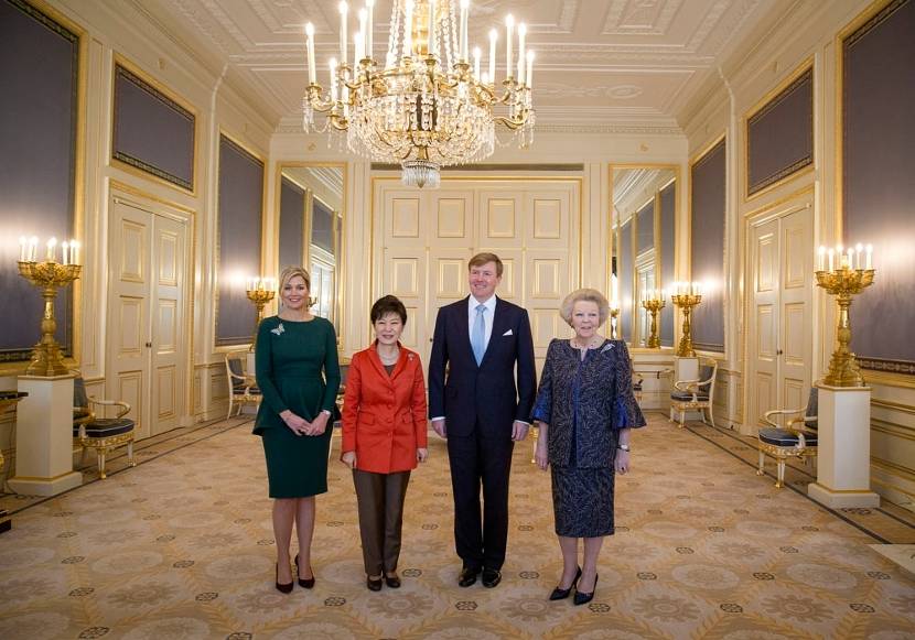 Koningin Máxima, president Park Geun-hye van de Republiek Zuid-Korea, Koning Willem-Alexander en Prinses Beatrix