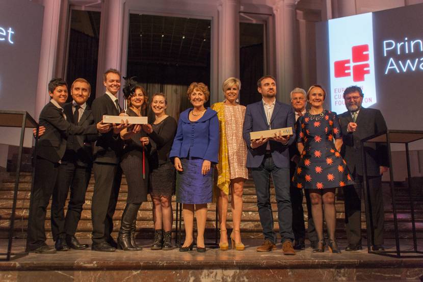 Prinses Margriet en Prinses Laurentien met de laureaten tijdens de uitreiking van de ECF Princess Margriet Award 2014. De prijs van de European Cultural Foundation (ECF) is dit jaar toegekend aan Teatro Valle Occupato (Italië) en aan Teodor Celakoski (Kroatië).