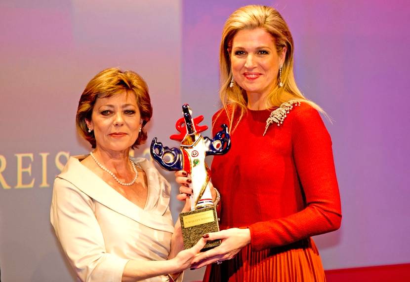 Koningin Máxima ontvangt de ‘Deutsche Medienpreis 2013’. Mevrouw Daniela Schadt, partner van de Duitse Bondspresident Gauck, spreekt de laudatio uit.