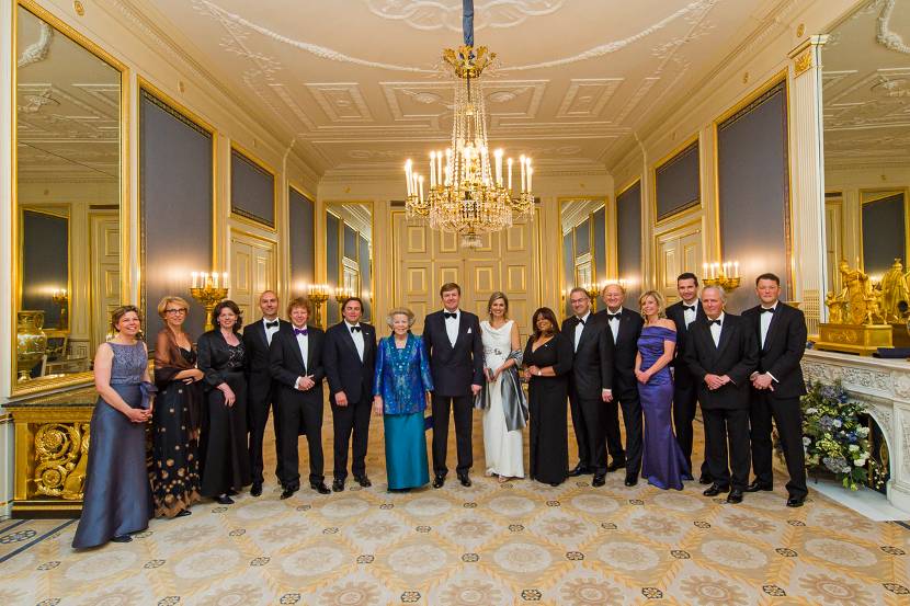Koning Willem-Alexander, Koningin Máxima, Prinses Beatrix, de leden van het Nationaal Comité Inhuldiging en hun ondersteuning .