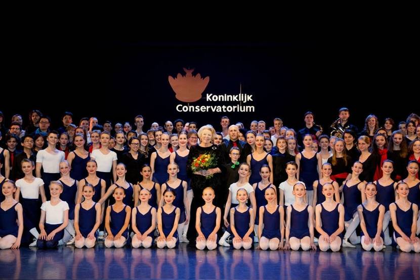 Prinses Beatrix krijgt een voorstelling ‘Royaal Talent voor Prinses Beatrix’ aangeboden door het Koninklijk Conservatorium