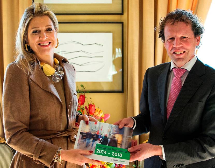 Koningin Máxima ontvangt uit handen van Olaf Simonse, Hoofd Wijzer in geldzaken, het Strategisch Programma 2014-2018