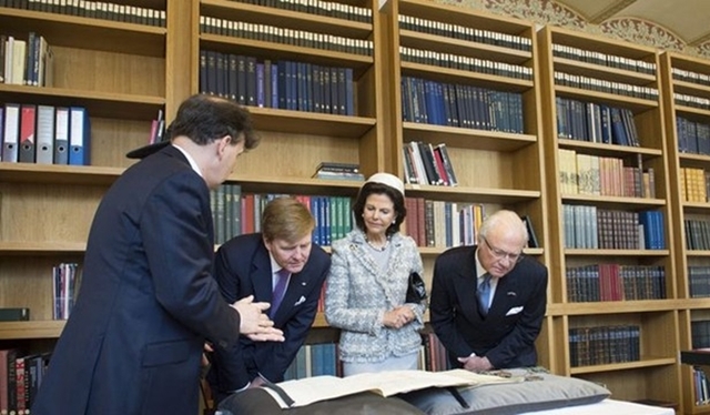 Koningin Máxima, Koning Willem-Alexander, Koningin Silvia en Koning Carl XVI Gustaf bekijken in het Rijksmuseum het originele verdrag dat de grondslag vormt voor de 400 jaar diplomatieke betrekkingen