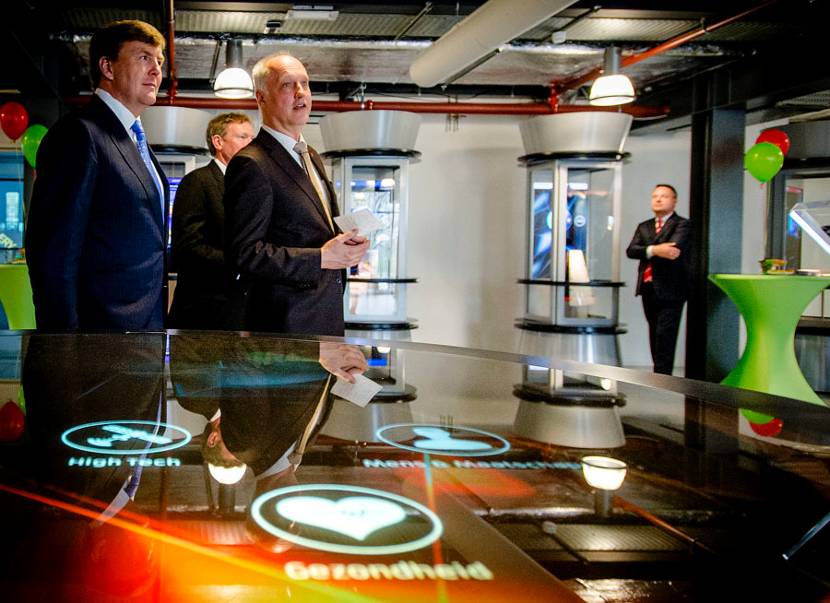 Koning Willem-Alexander bezoekt een interactieve expositie in de hal van The Gallery