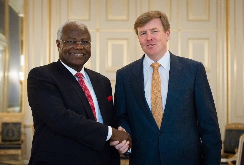 Koning Willem-Alexander ontvangt president Ernest Bai Koroma van Sierra Leone in audiëntie op Paleis Noordeinde.