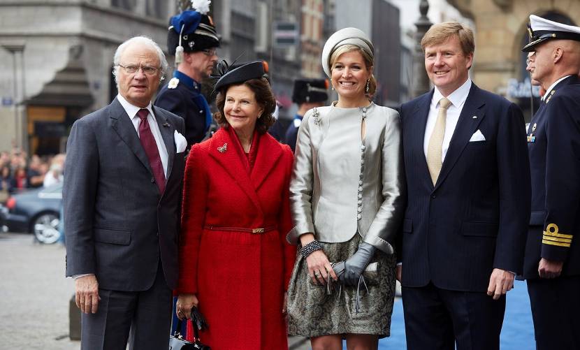 Koning Willem-Alexander en Koningin Máxima ontvangen op het Koninklijk Paleis op de Dam Koning Carl Gustaf en Koningin Silvia uit Zweden.