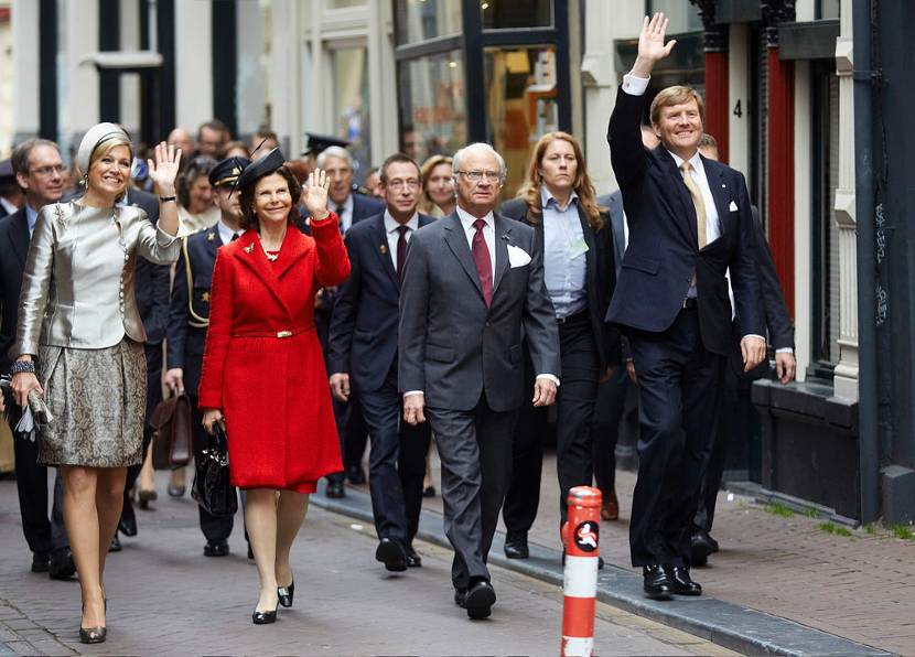 Koningin Máxima, Koningin Silvia, Koning Carl XVI Gustaf en Koning Willem-Alexander maken een korte wandeling door de binnenstad van Amsterdam