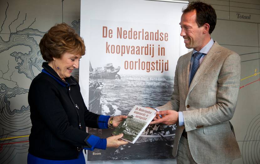 Prinses Margriet ontvangt - uit handen van Hylke Faber - het eerste exemplaar van het boek De Nederlandse Koopvaardij in Oorlogstijd