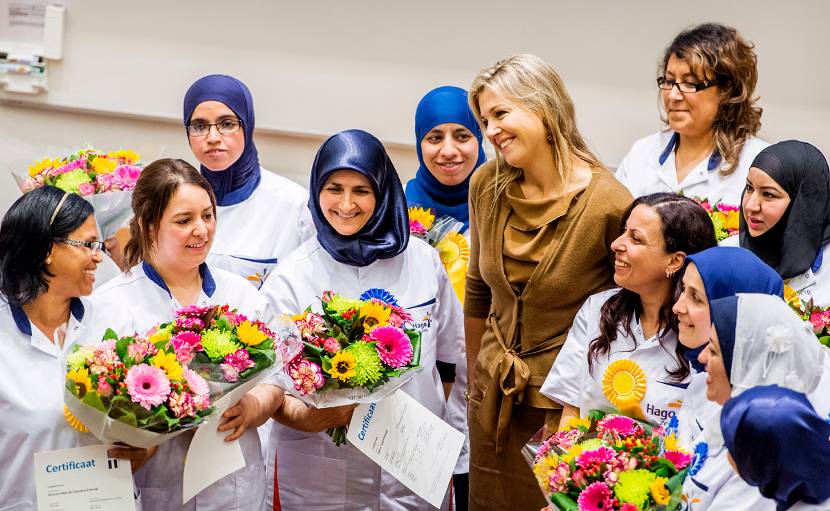 Koningin Máxima feliciteert schoonmakers van het Erasmus MC met het behalen van hun taalcertificaat.