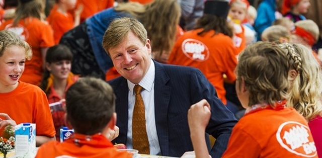 Koning Willem-Alexander aan het ontbijt voorafgaand aan de Koningsspelen van de drie basisscholen Het Lichtschip, De Horizon en De Regenboog in Ens.