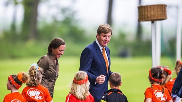 Koning Willem-Alexander tijdens de Koningsspelen van de drie basisscholen Het Lichtschip, De Horizon en De Regenboog.