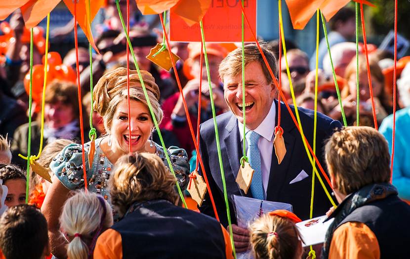 Koning Willem-Alexander en Koningin Máxima praten met een aantal kinderen langs de route. Het koninklijk paar bezoekt met een aantal familieleden het Noord-Hollandse plaatsje voor de eerste Koningsdag