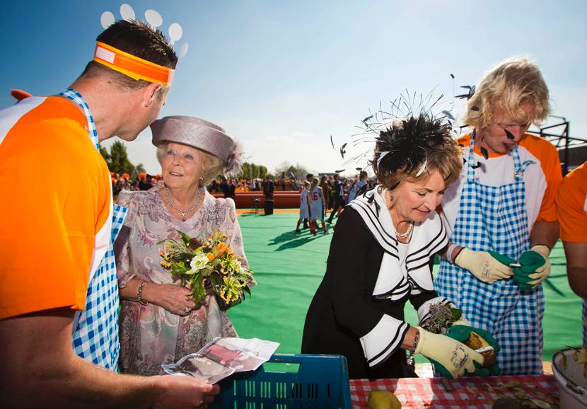 Prinses Beatrix en Prinses Margriet tijdens het bezoek aan het Noord-Hollandse plaatsje voor de eerste Koningsdag