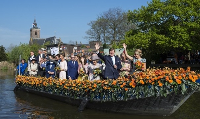 De Koninklijke Familie maakt een vaartocht door de Buizenhaven in De Rijp. Koning Willem-Alexander en Koningin Máxima bezoeken met een aantal familieleden het Noord-Hollandse plaatsje De Rijp voor de eerste Koningsdag