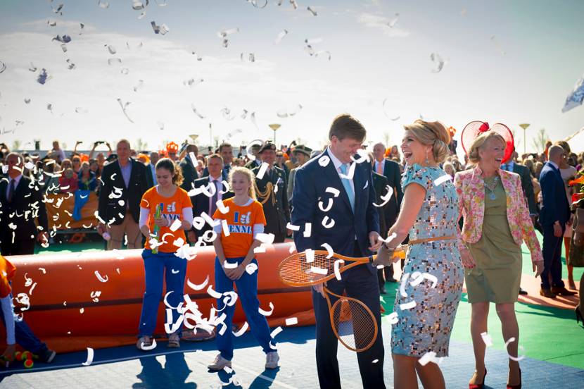 De Rijp, 26 april 2014: Koning Willem-Alexander en Koningin Máxima tennissen tijdens een wandeling door De Rijp.