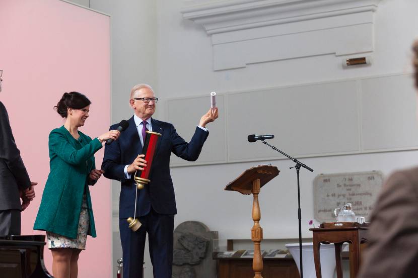 Prof. mr. Pieter van Vollenhoven opent de gerestaureerde Nieuwe Kerk. De Nieuwe Kerk opent haar deuren na een intensieve periode van restauratie en herinrichting.