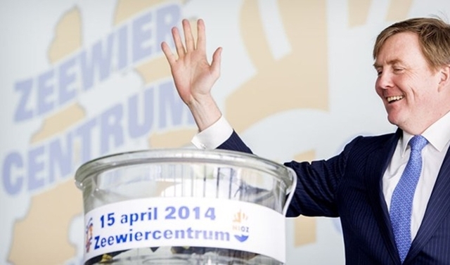 Koning Willem-Alexander opent het zeewiercentrum van het Koninklijk Nederlands Instituut voor Onderzoek der Zee (NIOZ).