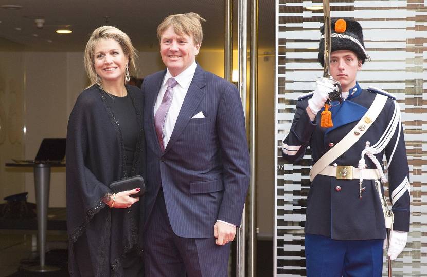 Koning Willem-Alexander en Koningin Máxima arriveren bij de Philharmonie Haarlem voor het eerste Koningsdagconcert.