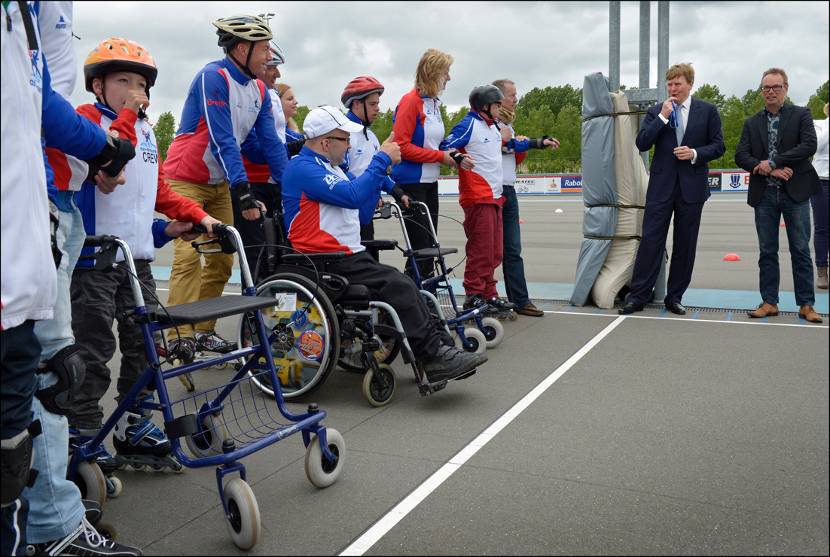 Koning Willem-Alexander geeft het startsein bij een training inline-skaten tijdens zijn bezoek aan het initiatief Super COOL!.