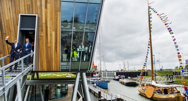 Koning opent nieuwe Johan Frisosluis Stavoren