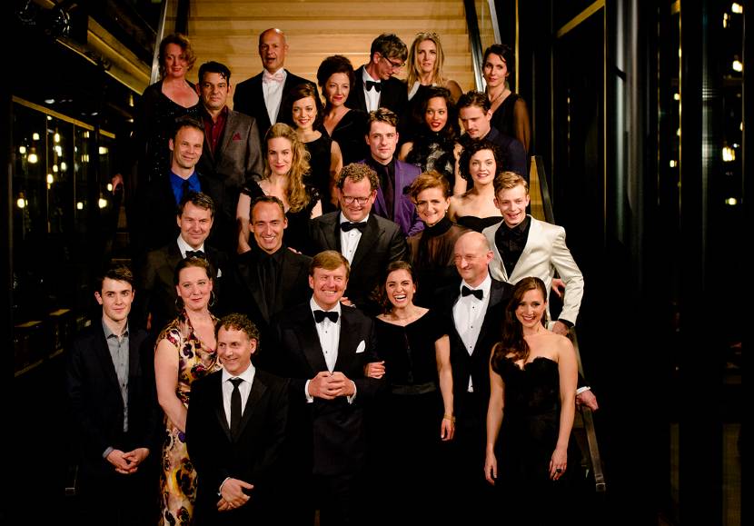 Koning Willem-Alexander poseert met de cast na de première van de theatervoorstelling ANNE over het leven van Anne Frank.