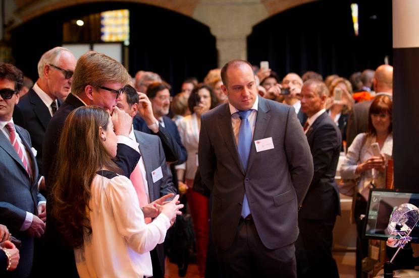 Koning woont jubileumcongres van de Nederlandse Maatschappij tot bevordering der Tandheelkunde bij