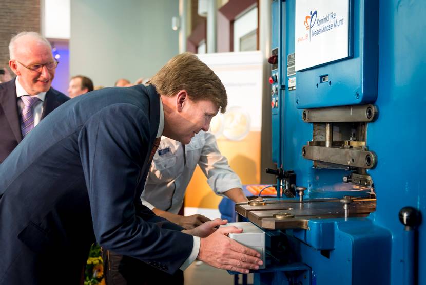Koning slaat eerste munt met Koningsdubbelportret