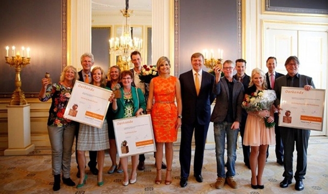 Koningin Máxima reikt Appeltjes van Oranje 2014 uit