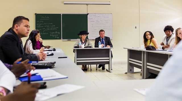 Prinses Beatrix opent Koninkrijksjeugdparlement Sint Maarten