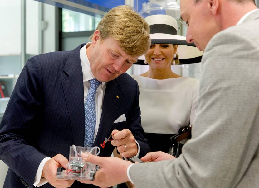 Koning Willem-Alexander en Koningin Máxima krijgen een rondleiding langs een aantal onderzoeksprojecten tijdens hun bezoek aan het EWE Onderzoeksinstituut voor duurzame energietechnologie 'Next Energy'.