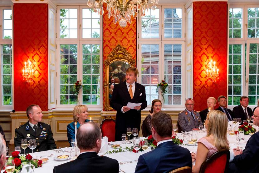 Koning Willem-Alexander houdt een toespraak aan het begin van het diner in Schloss Wilkinghege