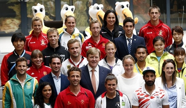Koning Willem-Alexander poseert met aanvoerders van deelnemende landen bij de opening in het World Forum van de Hockey World Cup 2014