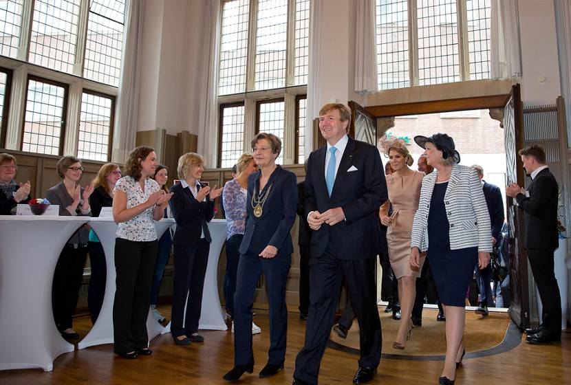 Koning Willem-Alexander en Koningin Máxima spreken samen met minister-president Kraft van Noordrijn-Westfalen en minister Kamp van Economische Zaken met studenten van het Zentrum für Niederlande-Studien over onderwerpen als Europa en de burger, en het beeld van Nederland in Duitsland. Het universitair centrum voor de studie van Nederland en Vlaanderen in Duitsland bestaat viert dit jaar het 25 jarig jubileum.
